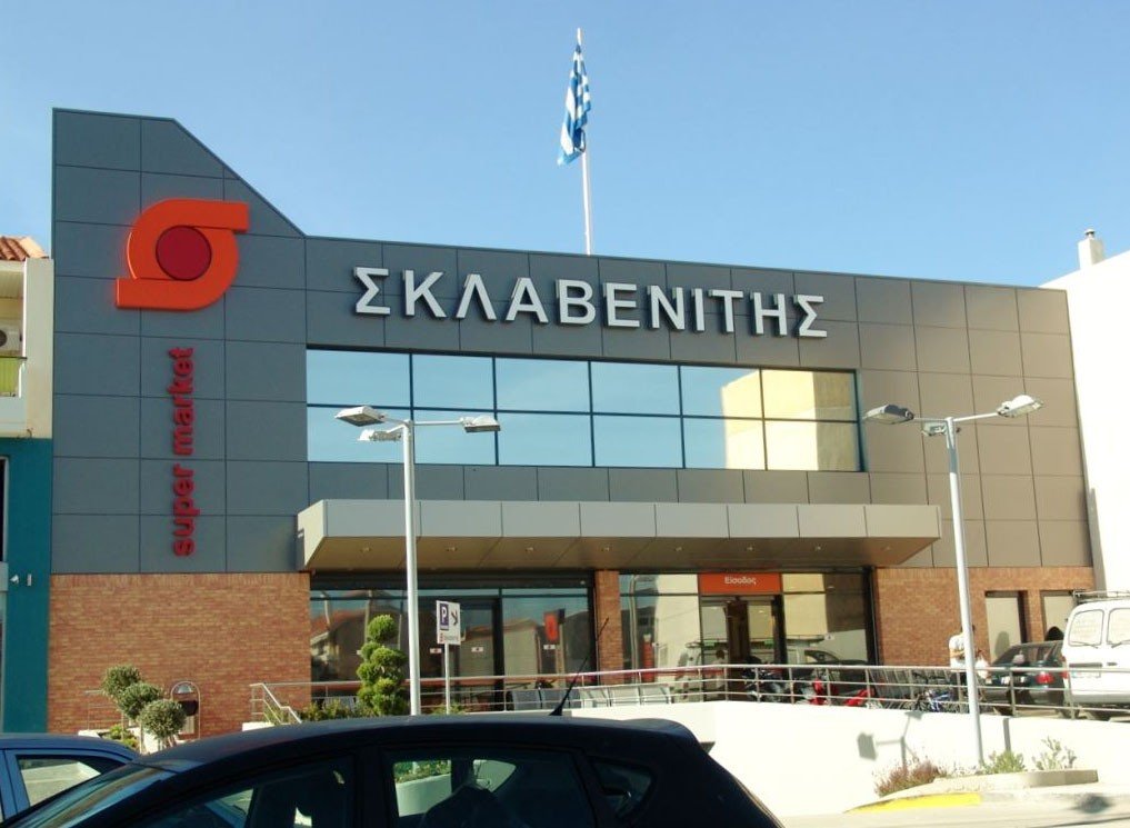 Εμπορική πρόσοψη με επένδυση από σύνθετα φύλλα αλουμινίου