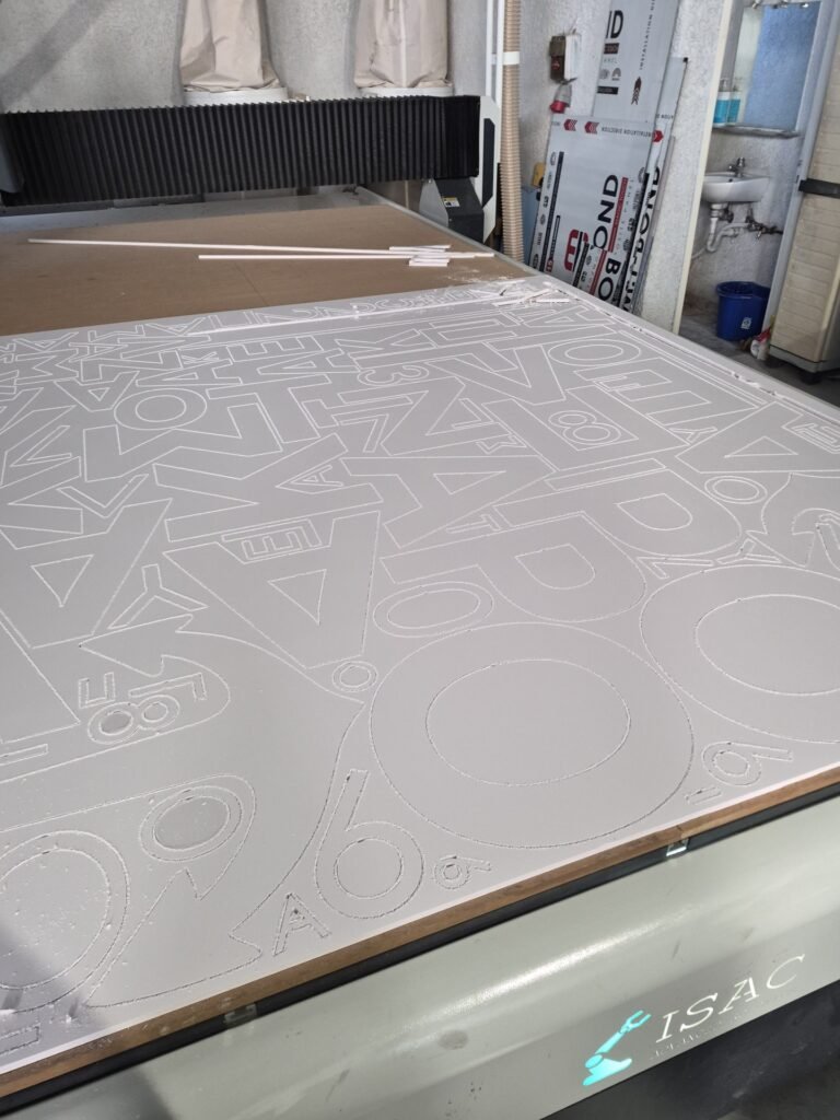 Φύλλο PVC foam στο CNC με κομμένα γράμματα