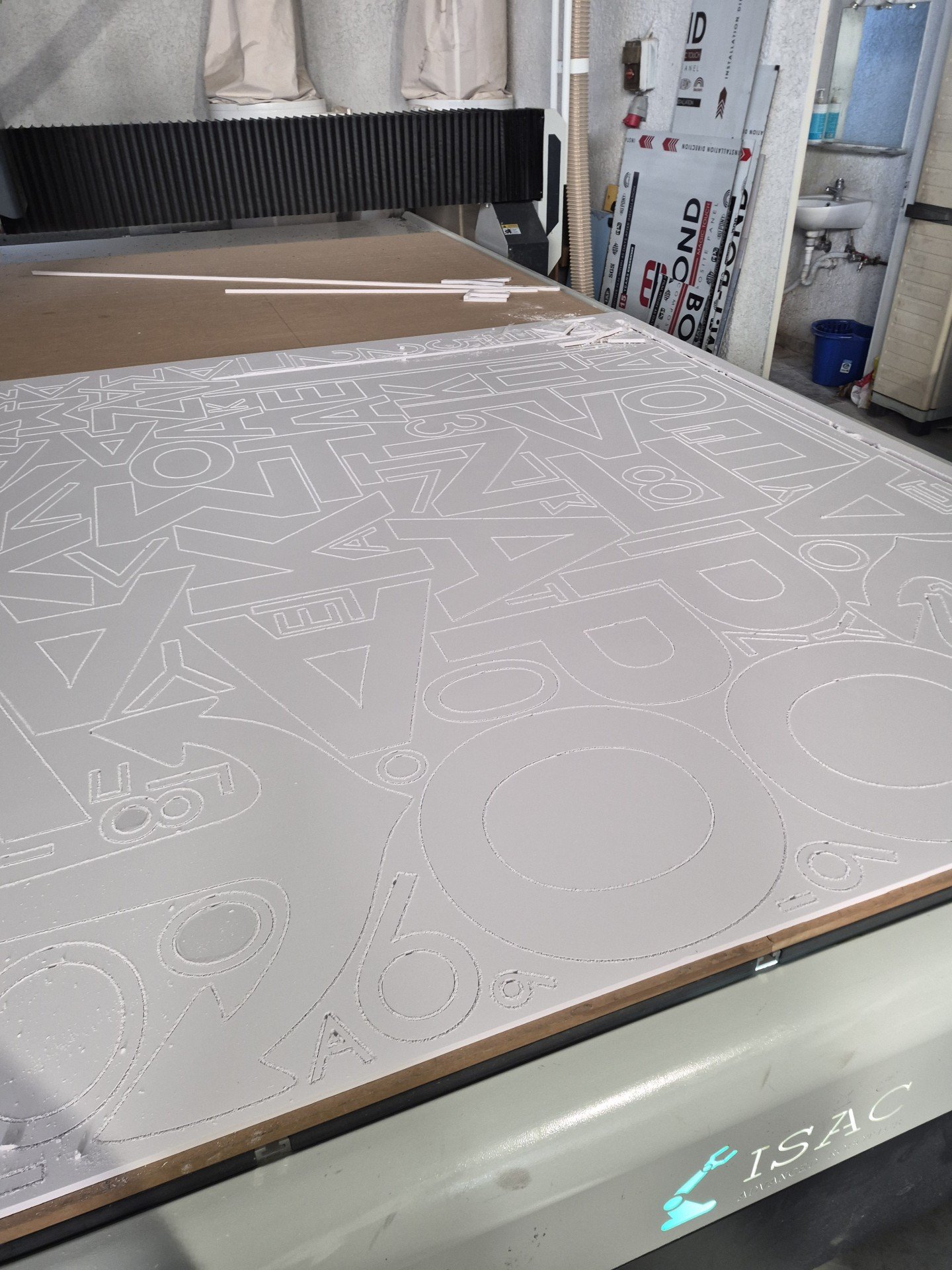 Φύλλο PVC foam στο CNC με κομμένα γράμματα